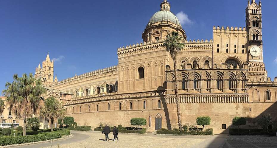 Seitenansicht des Doms in Palermo