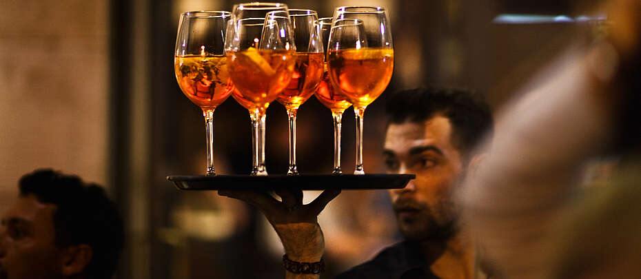 Tablett mit dem beliebten Sprizz-Getränk - Aperol und Prosecco oder vino frizzante in der Bar am piazza dell unita in Triest im östlichsten Teil des Friauls.