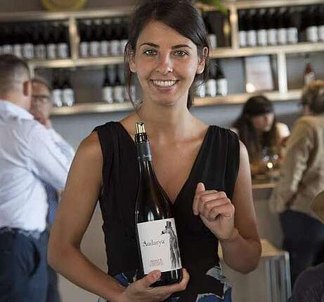 Wein-Italien-Sardinien-Jungwinzerin mit ihrem Wein im Verkaufsraum des Weingutes in Sardinien