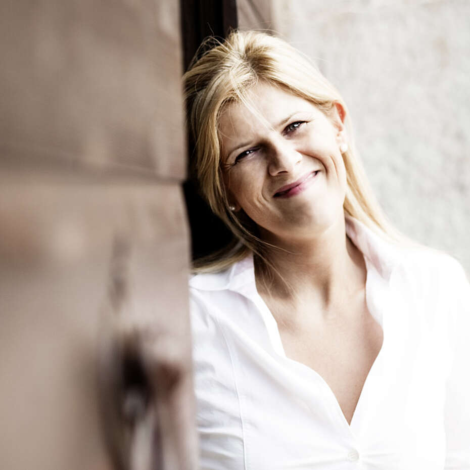 Italien-wein-friaul-Winzerin Annalisa - eine lächelnde blonde Frau mit weißer Bluse