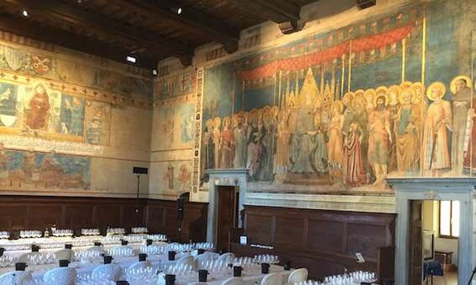 Rathaussaal mit einmaliger Wandmalerei aus dem 13. Jahrhundert, der Ort der Weinverkostung