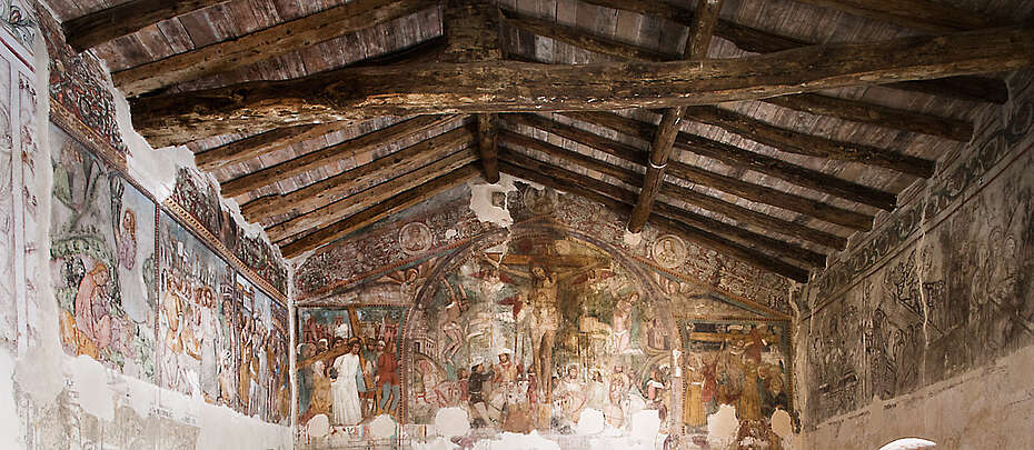 In der Franciacorta in der Region Lombardei in Italien gibt es wunderschöne Abbazien und Kloster wie die Abbazia San Pietro Lamosa am Iseo-See, die Wand- und Deckenbemalung ist wertvolles Zeugnis aus vergangenen Jahrhunderten