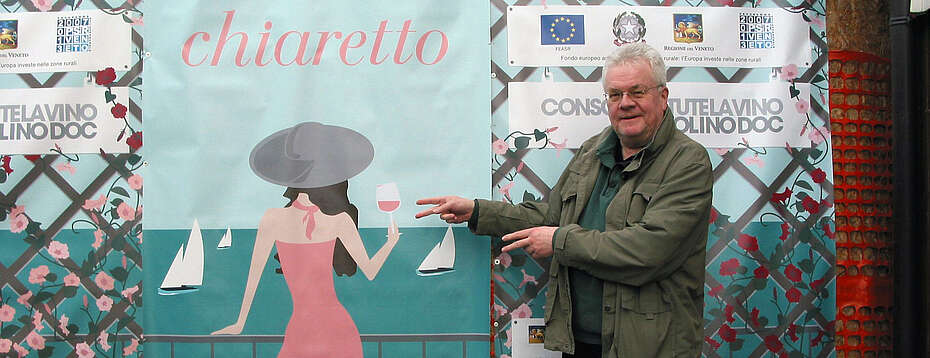italien-wein-Venetien-Bardolino-Weinwelten Autor Peter Schneider mit Plakat
