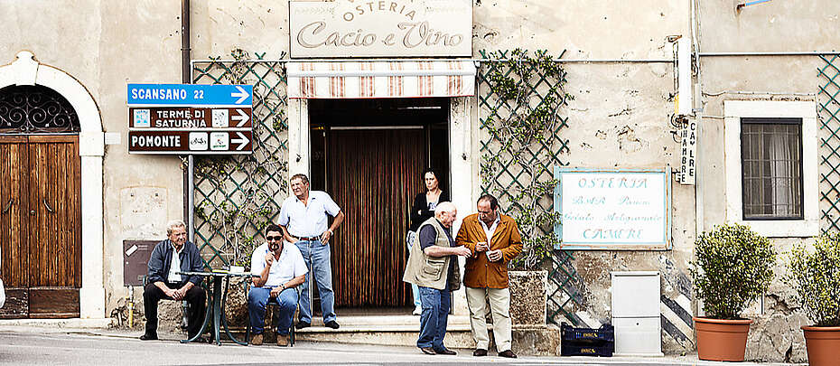 Toskanische Küste - Menschen vor einer Bar in der südlichen Maremma am Nachmittag nahe Grosseto