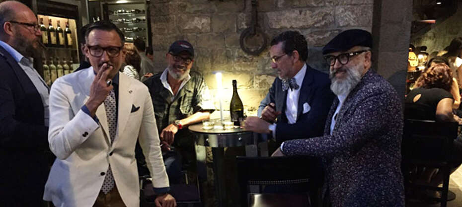 Italien-WEin-Toskana-Chianti-Weingut-Castello di Verrazzano- Luigi Cappellini mit Freunden in seinem Lokal in Florenz