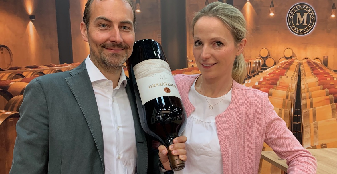 Georg und Julia Weber, Besitzer des Weingutes Monteverro, geschultert eine 3l-Flasche des Topweins Monteverro Rosso