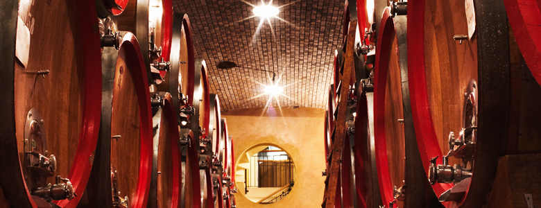 Wein-Italien-Venetien-Amarone-Keller im Valpolicella mit großen Holzfässern für den Amarone