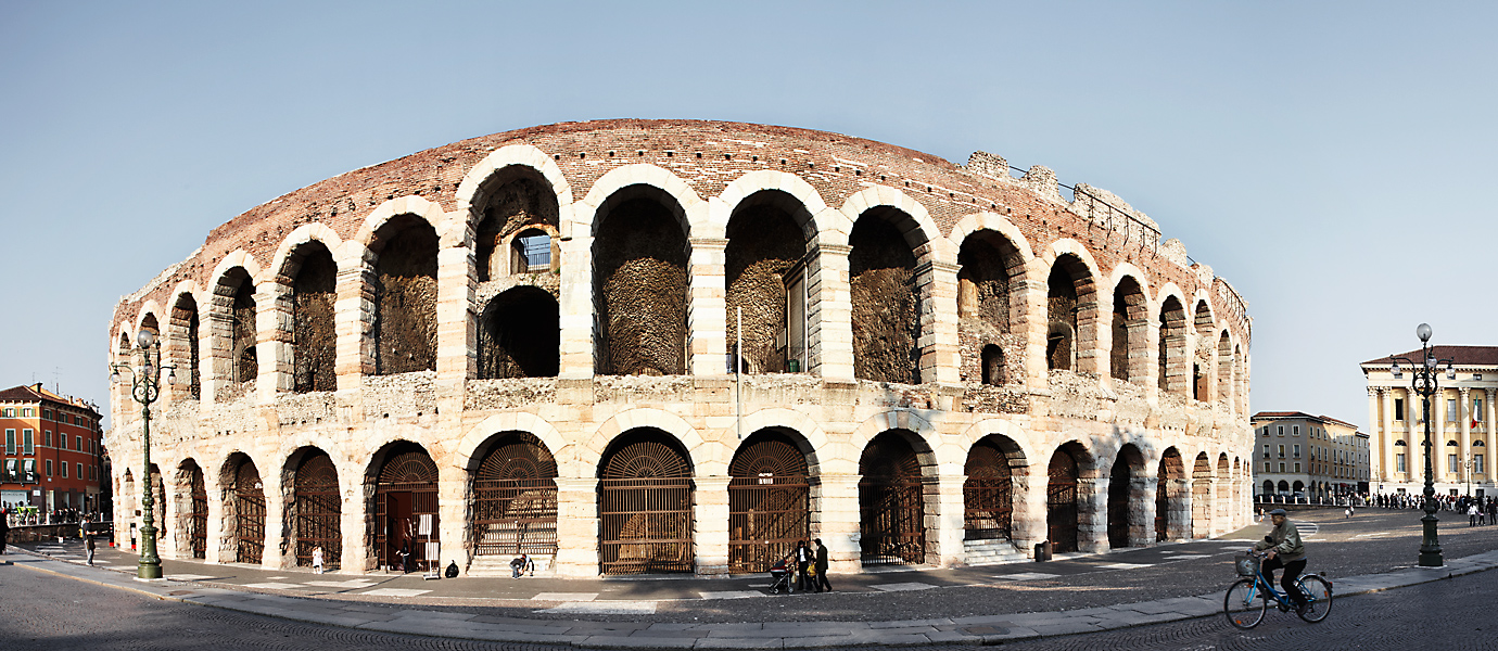 Wein-Italien-Venetien- Die Arena von Verona an einem Sonnentag mit Weitwinkel