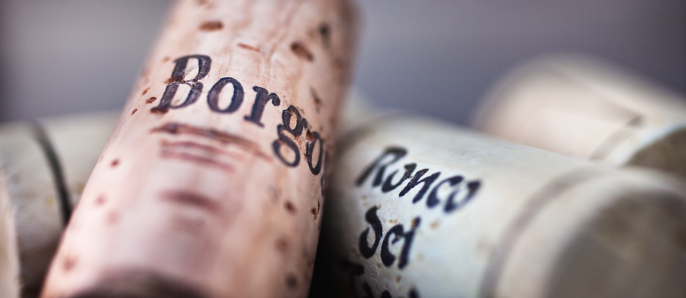 Weinkorken in der Nahaufnahme mit Beschriftung Borgo San Daniele und Ronco dei Tassi, zwei typische Namen für das Weinland Friaul mit Ronco und Borgo
